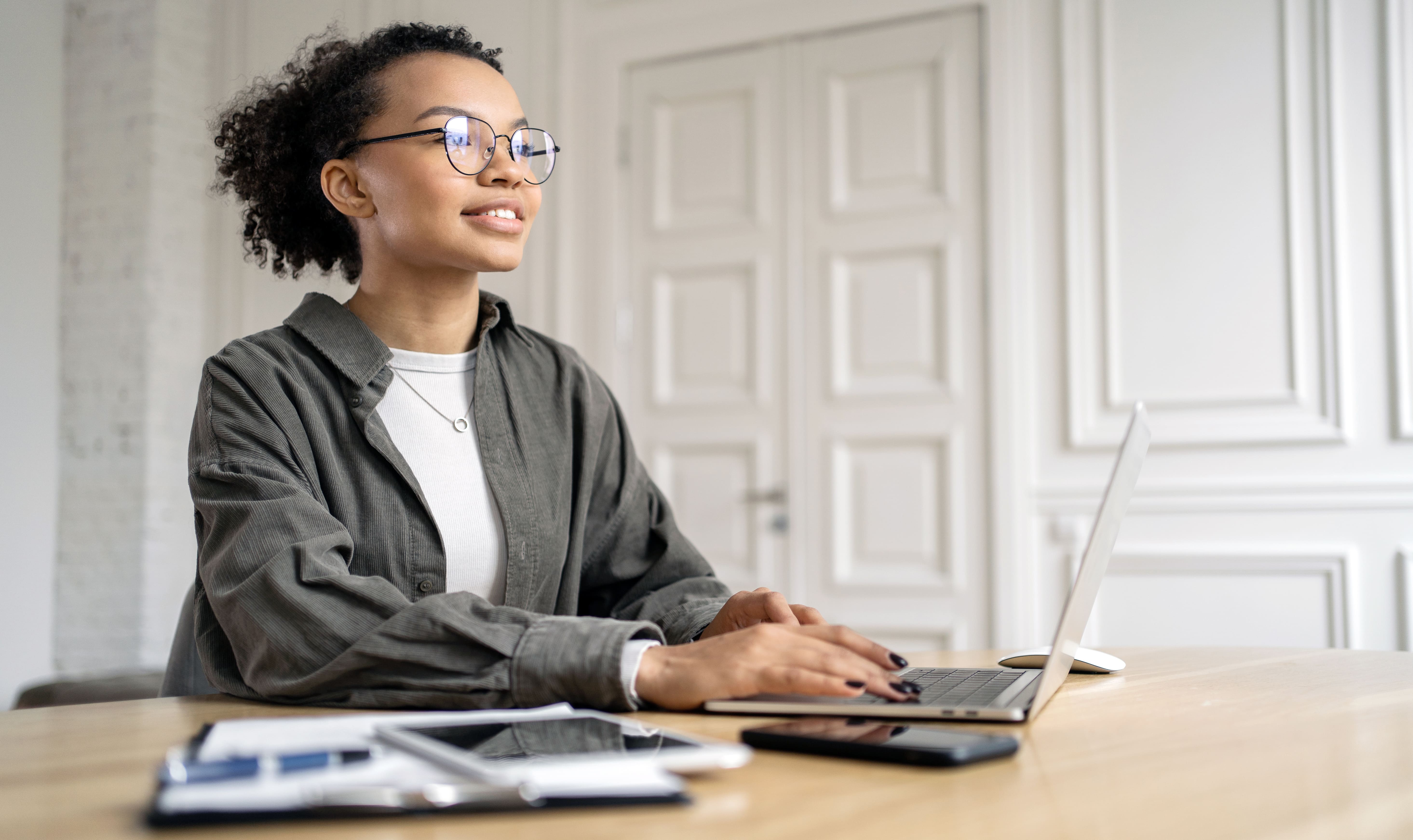 a-female-programmer-with-glasses-is-working-on-a-p-2023-11-27-04-49-35-utc-1